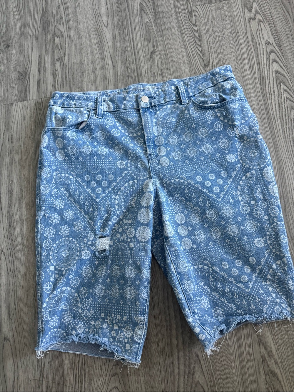 Chico’s Medium Blue White Printed Denim Bermuda Shorts Stretch Frayed Boho